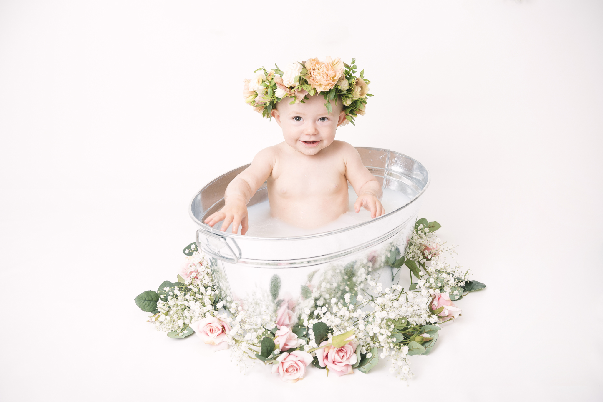 Ettårsfotografering med mjölkbad och blomsterkrans